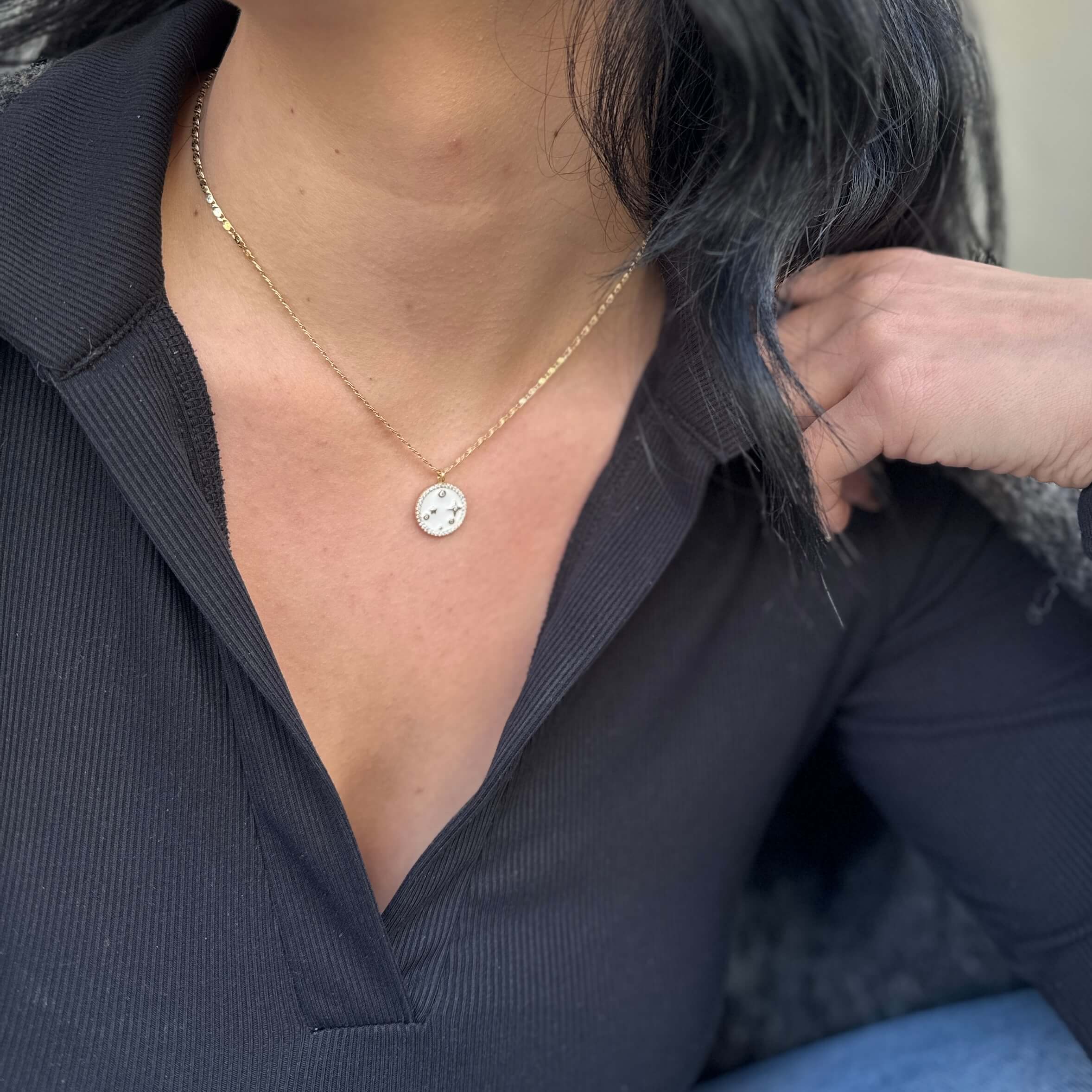 Ασημένιο επιχρυσωμένο κολιέ με λευκό σμάλτο