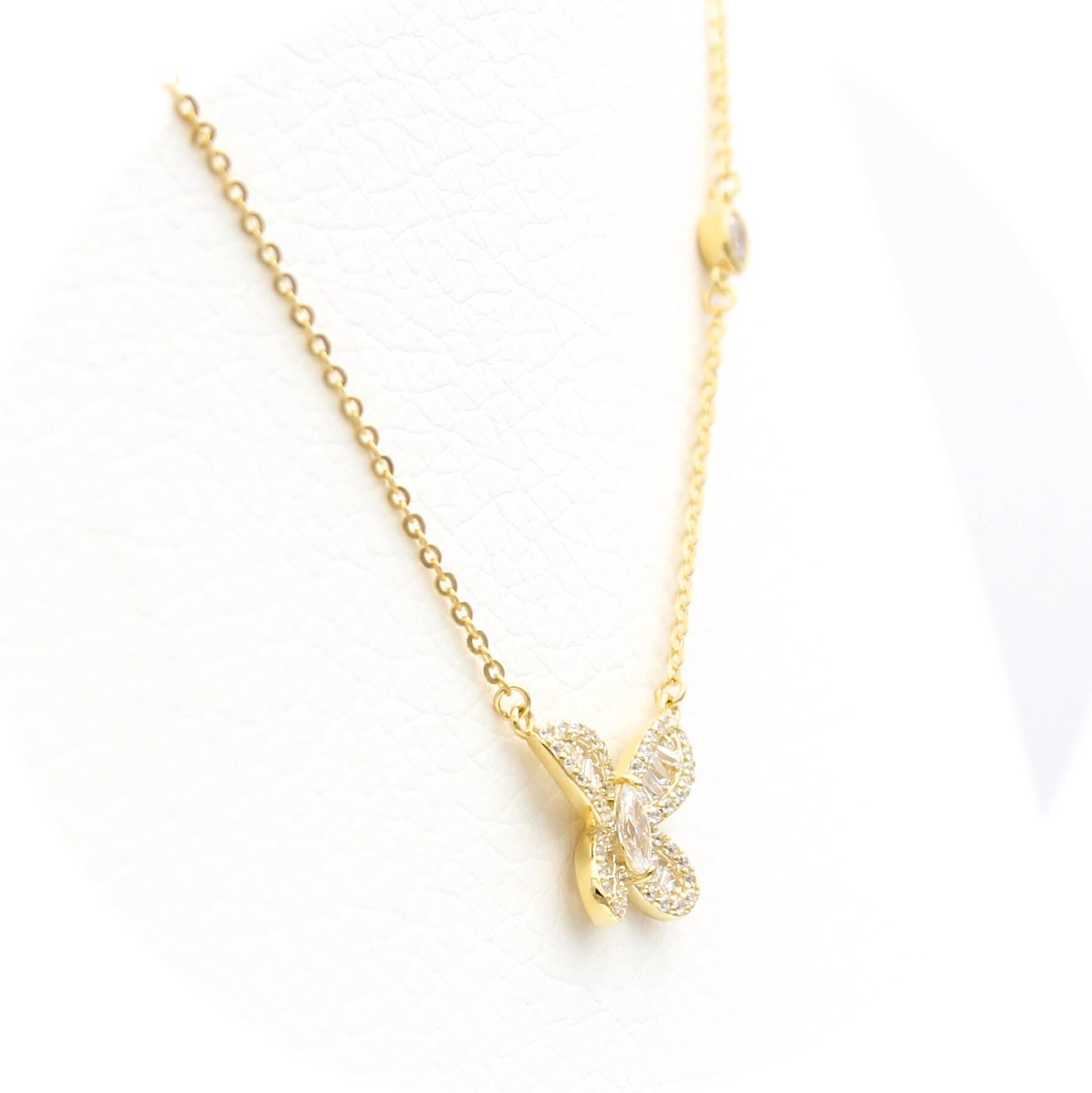 Επίχρυσο ασημένιο κολιέ με μοτίφ πεταλούδα