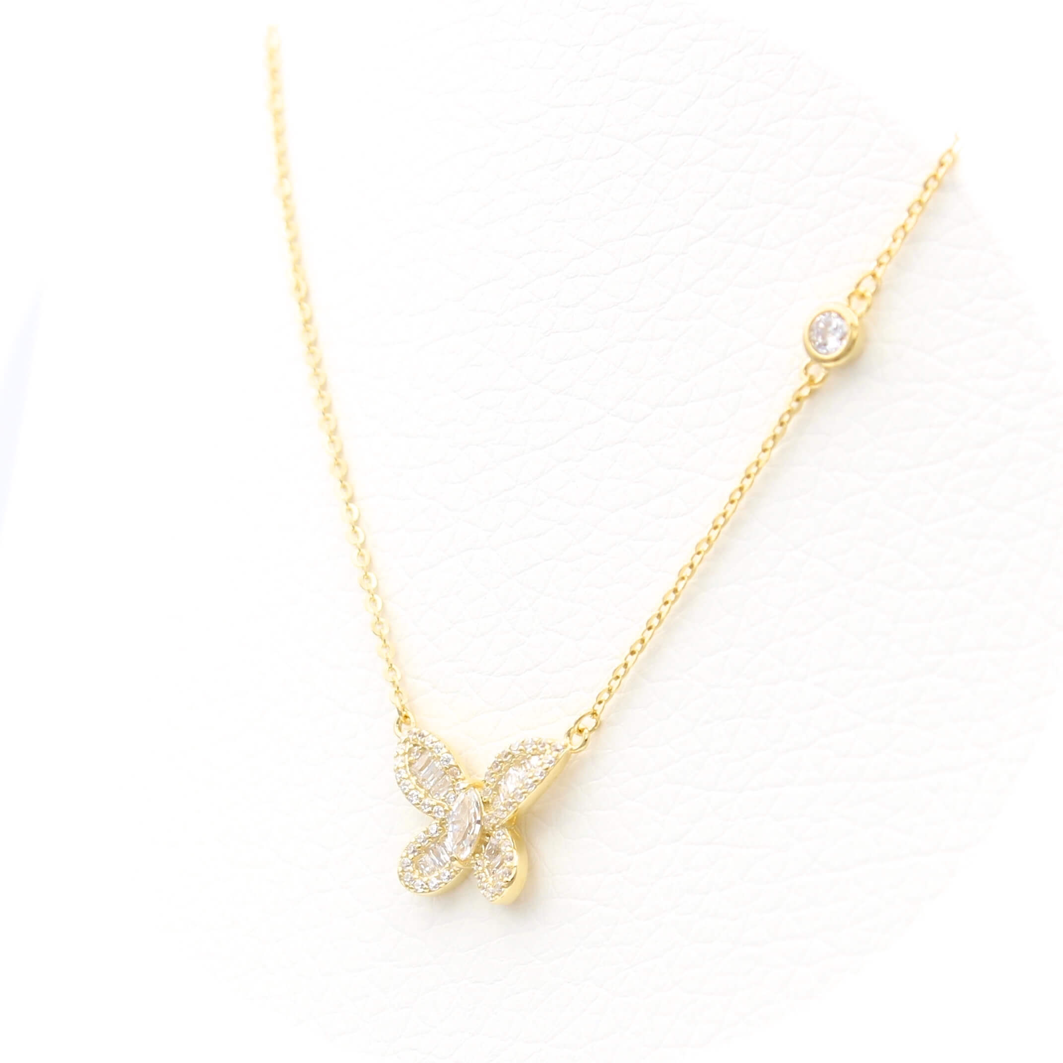 Επίχρυσο ασημένιο κολιέ με μοτίφ πεταλούδα