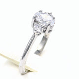 Μονόπετρο δαχτυλίδι