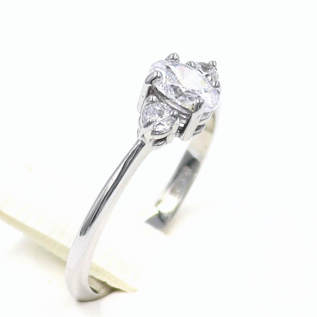 Μονόπετρο δαχτυλίδι