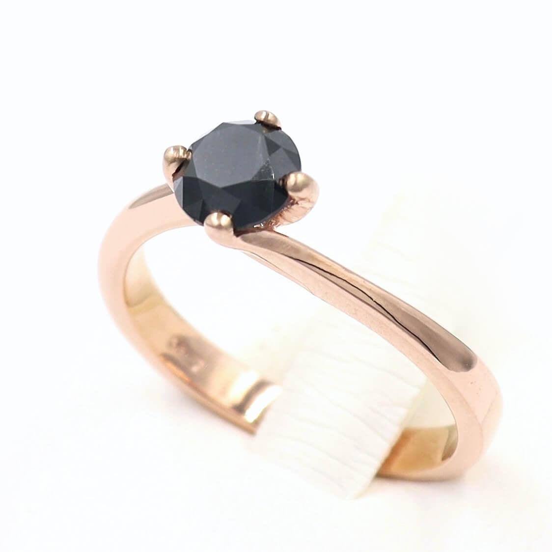 Μονόπετρο δαχτυλίδι