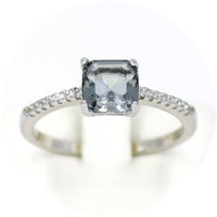 Ασημένιο γυναικείο δαχτυλίδι με καρέ πέτρα σε ανθρακί χρώμα