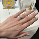 Ασημένιο δαχτυλίδι με ορθογώνια πέτρα σε λευκό χρώμα