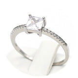 Ασημένιο πολύπετρο δαχτυλίδι με καρέ πέτρα