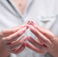 Ασημένια σκουλαρίκια ροζέτες με κόκκινες πέτρες ζιργκόν