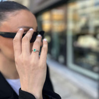Λευκόχρυσο δαχτυλίδι ροζέτα με σμαράγδι - WDX094