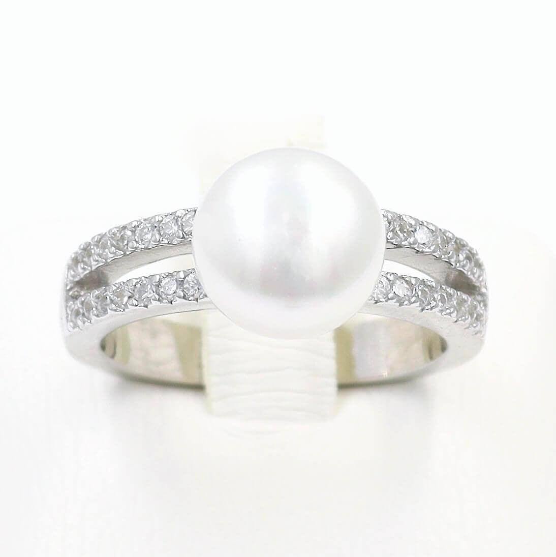 Μαργαριτάρι και λευκές πέτρες σε ασημένιο δαχτυλίδι