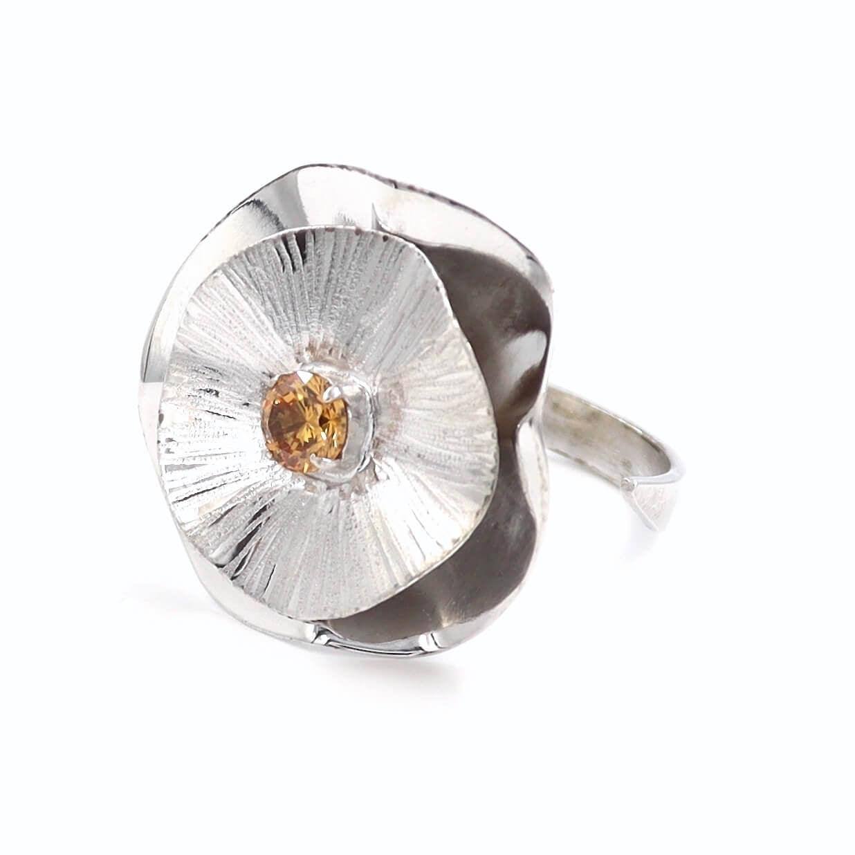 Ασημένιο δαχτυλίδι σε σχέδιο λουλούδι με μελί πέτρα ζιργκόν