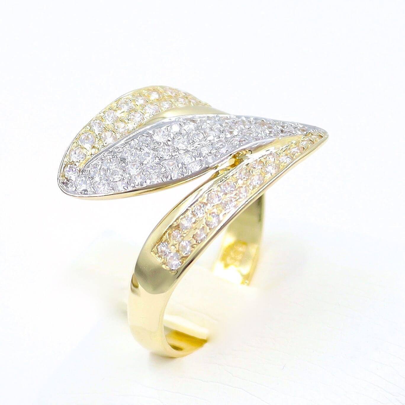 Δίχρωμο χρυσό δαχτυλίδι με λευκές πέτρες