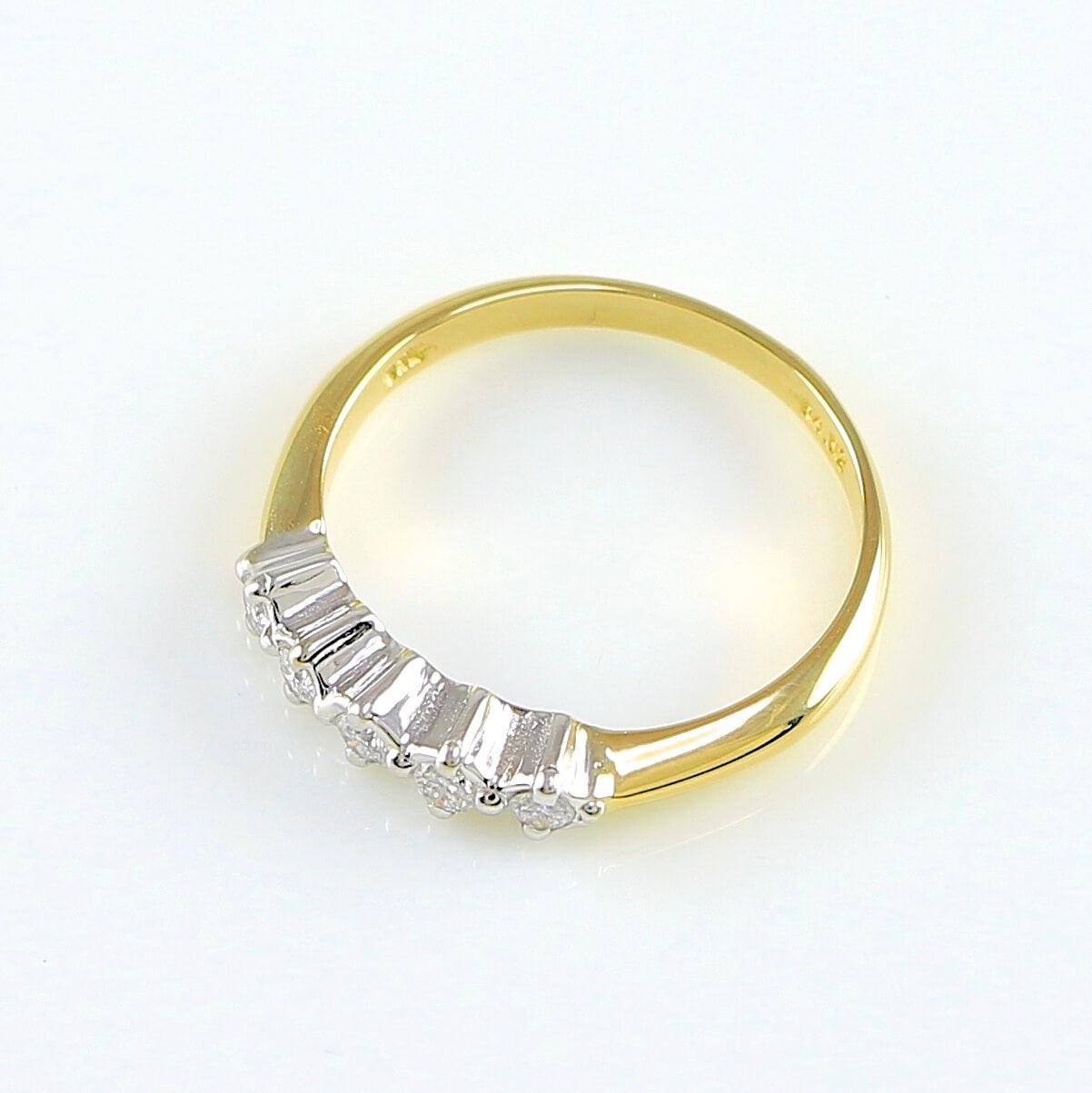 Χρυσό δίχρωμο δαχτυλίδι με λευκές μπριγιάν πέτρες