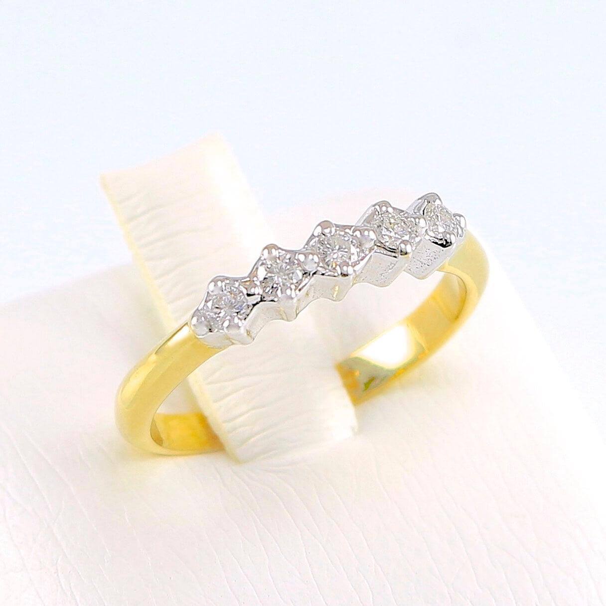 Χρυσό δίχρωμο δαχτυλίδι με λευκές μπριγιάν πέτρες