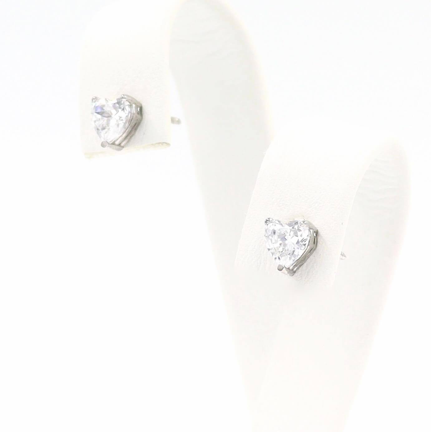 Λευκόχρυσο σετ γάμου με λευκές πέτρες σε σχήμα καρδιάς