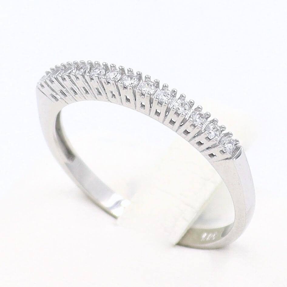 Λευκόχρυσο σειρέ δαχτυλίδι με στρόγγυλες πέτρες σε λευκό χρώμα