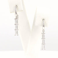 Ασημένια σκουλαρίκια με μπαγκέτες πέτρες σε λευκό χρώμα