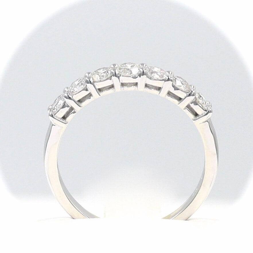 Λευκόχρυσο σειρέ δαχτυλίδι με μπριγιάν πέτρες σε λευκό χρώμα